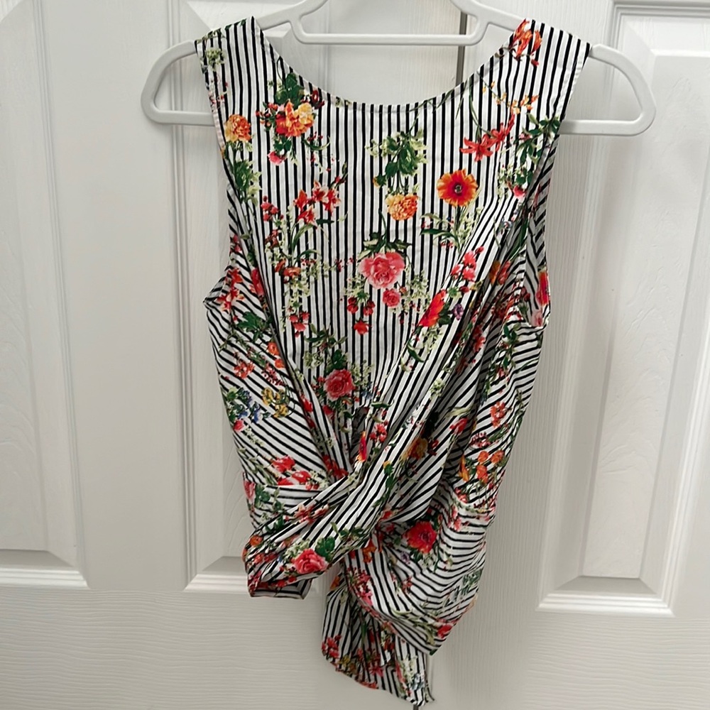 Etiquette top zip in back and ties Around - medium- so so cute